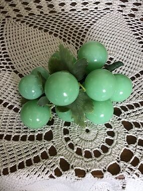 Jadeite Green Decorative Glass Grape Cluster